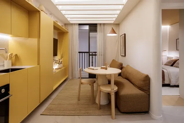 Sala integrada à cozinha no apartamento decorado do Luzes do Rio